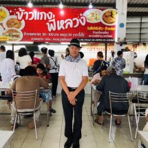 เจ้าของร้านข้าวแกงเปิดหม้อให้ประชาชนกินฟรีถวายเป็นพระราชกุศลเนื่องในวันคล้ายวันสวรรคต พ่อหลวง ร.9