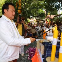 สาธุชนหลั่งไหล แห่ร่วมพิธีเจิมมือ เปิดดวงเศรษฐี – พิธีจุดเทียน เสริม เพิ่ม เติมต่อชะตา เสริมโชคลาภ