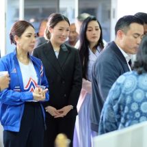 รัฐมนตรีว่าการกระทรวงอุตสาหกรรมพร้อมคณะทำงาน ลงพื้นที่เยี่ยมชมบูธแสดงสินค้าของผู้ประกอบการ