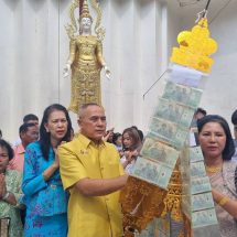 พลเรือตรีสุชาติ และคุณศุกลิน เปรมประเสริฐ พร้อมด้วยพุทธศาสนิกชนผู้มีจิตศรัทธา ร่วมทำนุบำรุงพระพุทธศาสนาทอดกฐินสามัคคีสมบททุนสร้างมหาเจดีย์ศรีเมืองสุรินทร์