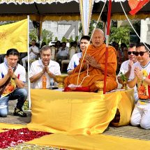 เกจิดังเมืองกรุงเก่าปลุกเสก เหรียญพลังฟ้าดิน วาระ 3 จุดเชื่อมฟ้าดิน ลานพระอาทิตย์ จ.กระบี่ ประชาชนแห่ร่วมพิธีศักดิ์สิทธิ์จำนวนมาก